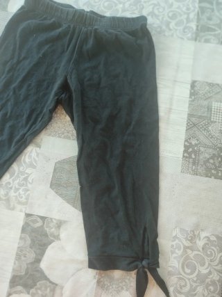 Pantalón pirata negro con lazada