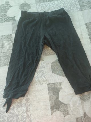 Pantalón pirata negro con lazada