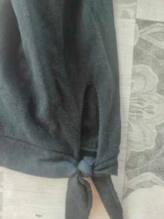 Pantalón pirata negro con lazada