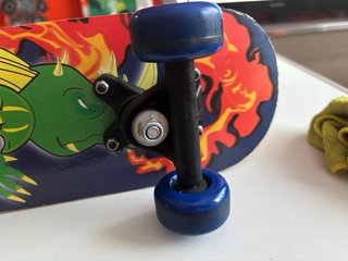 Patinete con diseño de dragón y llamas