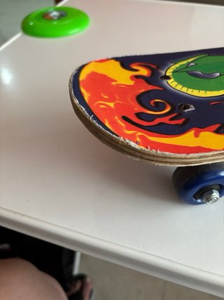 Patinete con diseño de dragón y llamas