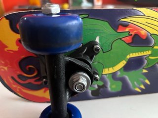Patinete con diseño de dragón y llamas