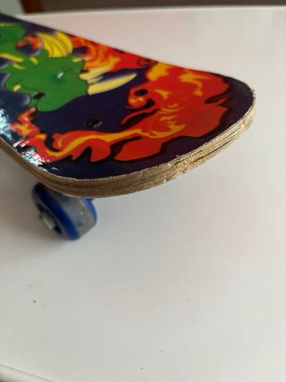 Patinete con diseño de dragón y llamas