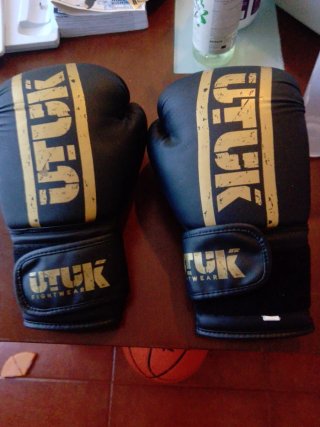Guantes de boxeo UTUK negros y dorados