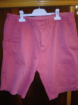 Bermudas hombre rojo