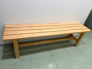 Banco de madera natural