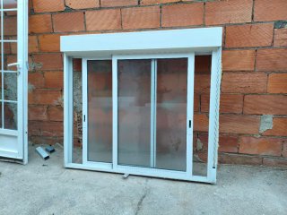 Ventana corredera aluminio cristal translúcido