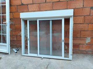 Ventana corredera aluminio cristal translúcido