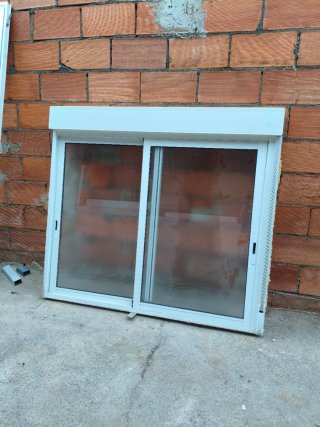 Ventana corredera aluminio cristal translúcido