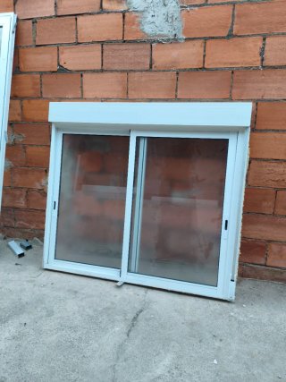 Ventana corredera aluminio cristal translúcido
