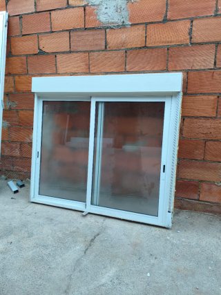 Ventana corredera aluminio cristal translúcido