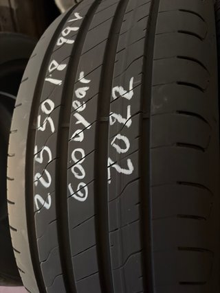 Pareja Neumáticos Goodyear 225/50/18 99V