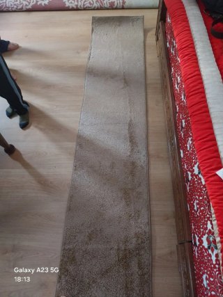 Alfombra de paseo beige y marrón
