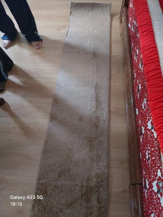 Alfombra de paseo beige y marrón