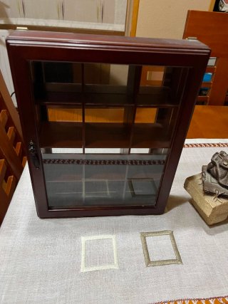 Vitrina expositora de madera y cristal
