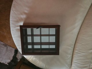 Vitrina expositora de madera y cristal