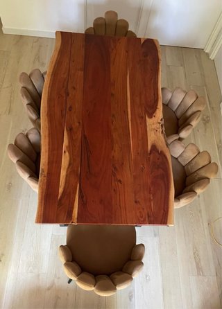 Mesa de madera con patas metálicas