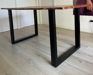 Mesa de madera con patas metálicas