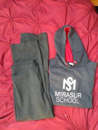 Sudadera Mirasur Talla 16. De regalo 1 pantalón.