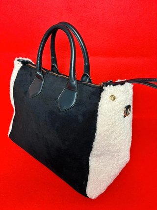 Bolso grande negro con panel borreguito