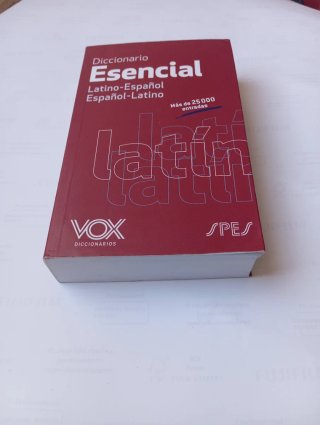 Diccionario esencial latino-español, español-la...