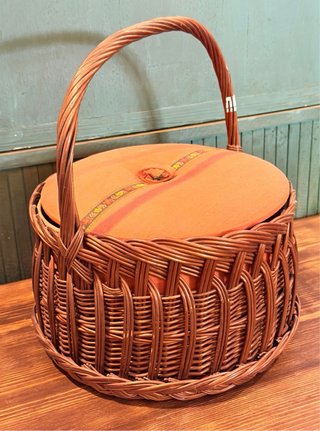 Cesto de costura antiguo de mimbre