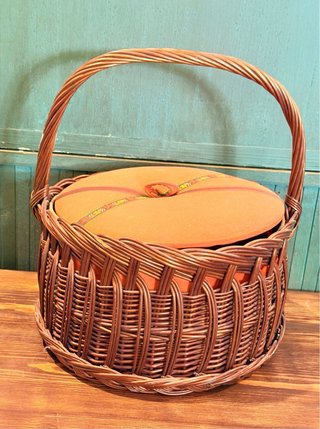Cesto de costura antiguo de mimbre