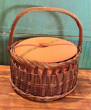 Cesto de costura antiguo de mimbre