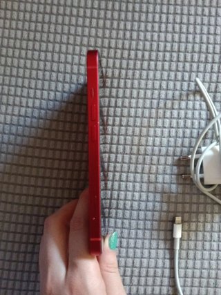 iPhone 13 128GB Rojo, cargador original y fundas