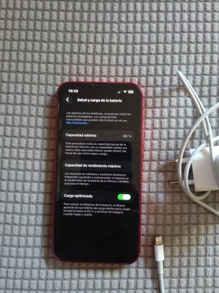 iPhone 13 128GB Rojo, cargador original y fundas