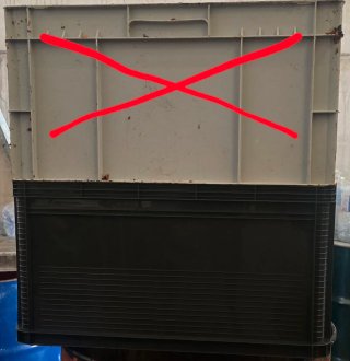 Caja de plástico negra