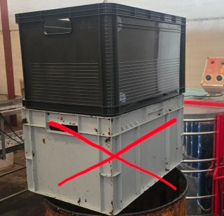 Caja de plástico negra