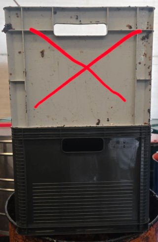 Caja de plástico negra