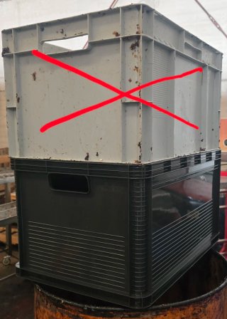 Caja de plástico negra