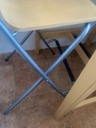 Mesa alta madera y 2 sillas altas