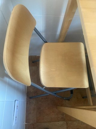 Mesa alta madera y 2 sillas altas