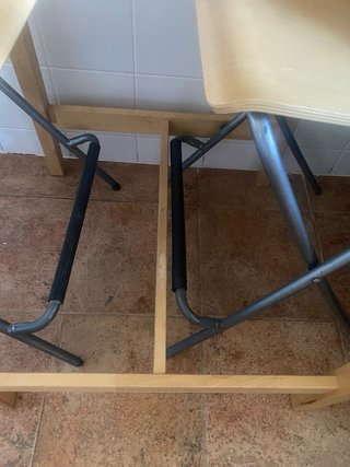 Mesa alta madera y 2 sillas altas