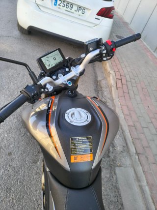 QJ Motor SRK 125 S Naked Gris/Naranja
