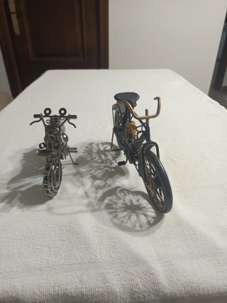 Maqueta moto clásica y bicicleta