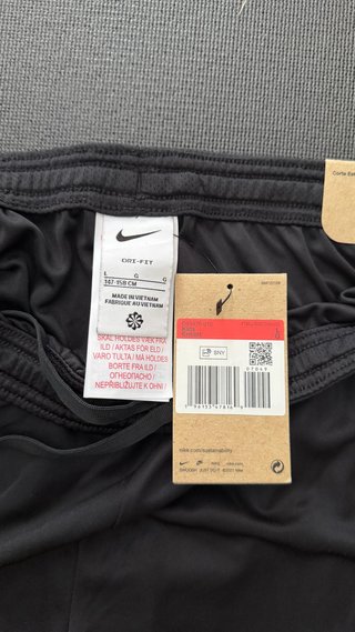 Pantalón corto Nike negro con etiquetas