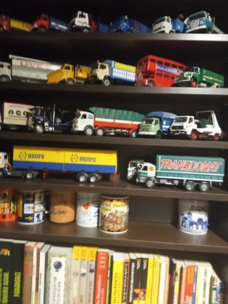 Colección de camiones y autobuses a escala