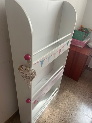 Estantería infantil decorada