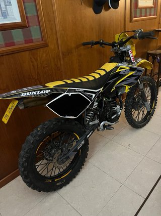Beta RRT Enduro Moto Negra y Amarilla