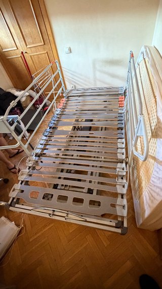 Cama geriátrica eléctrica en buen estado