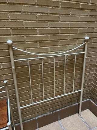 Cabeceros forja y mesita madera