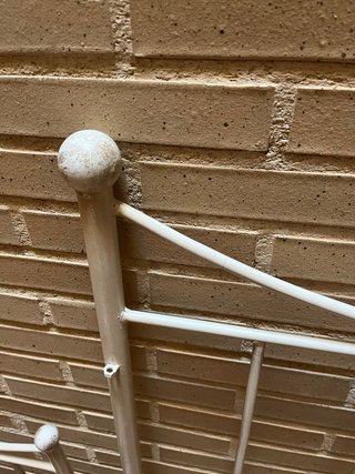 Cabeceros forja y mesita madera