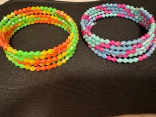 Pulseras de bolas de colores