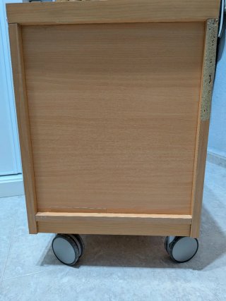 Mesa auxiliar con ruedas