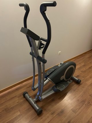 Bicicleta elíptica gris y negra en perfecto estado