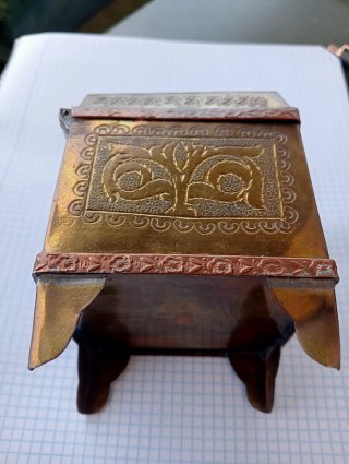 Caja de latón decorada
